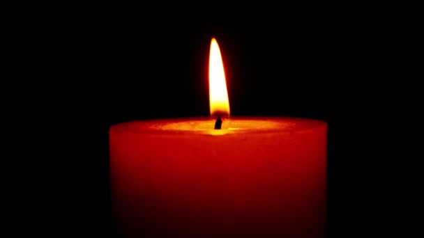 一支蜡烛在黑暗中在黑色的背景上燃烧 悲伤和回忆 概念文本 — 图库视频影像