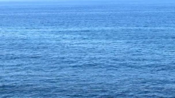 Havet Lugnt Och Blått Vågorna Pumpar Vattnet Närbild Från Ovan — Stockvideo