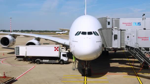Німеччина Дуссельдорф Аеропорт 2022 Літак Зблизька Стоїть Парковці Завантажує Концепція — стокове відео