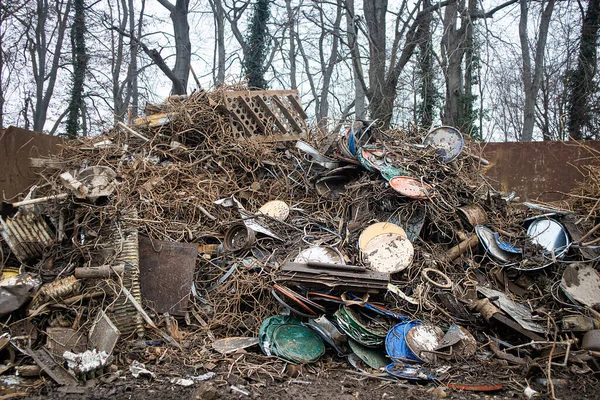 可循环利用和处置的一堆旧金属废料是铁丝 自然资源 工艺等概念 图库照片