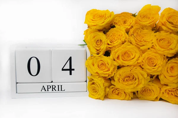 Houten Witte Kalender April Gele Rozen Een Witte Achtergrond Het — Stockfoto