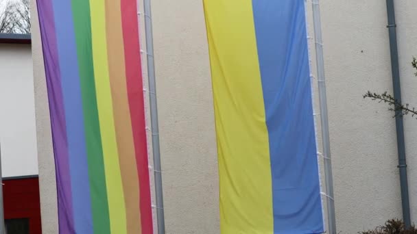 Banderas Lgbt Ucranianas Cuelgan Calle Desarrollan Viento Concept Politics Real — Vídeos de Stock