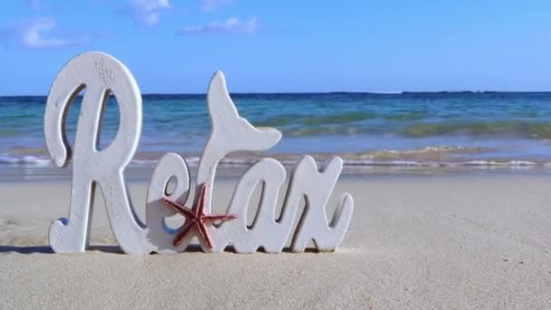 Napis Zrelaksować Się Drewnianymi Literami Brzegu Morza Zbliżenie Pojęcie Plaży — Wideo stockowe