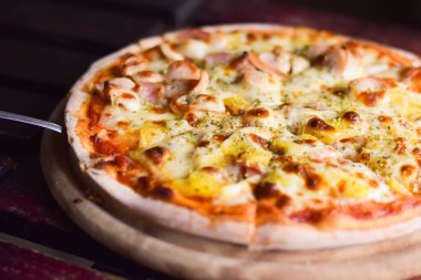 Tahta masada pizza hawai peyniri. Ev yapımı gıda konsepti