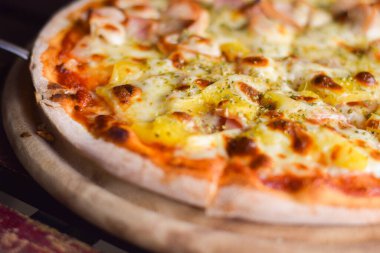 Tahta masada pizza hawai peyniri. Ev yapımı gıda konsepti