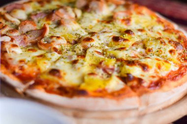 Tahta masada pizza hawai peyniri. Ev yapımı gıda konsepti