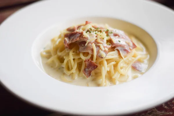 Spaghetti Alla Carbonara Piatto Bianco Sul Tavolo Legno — Foto Stock