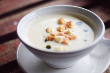 Tahta masada kasede mantar çorbası