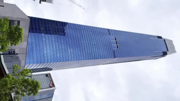 马来西亚吉隆坡 2023年12月27日 Menara Exchange 106或Trx Exchange 106的底层视图 垂直镜头 — 图库视频影像