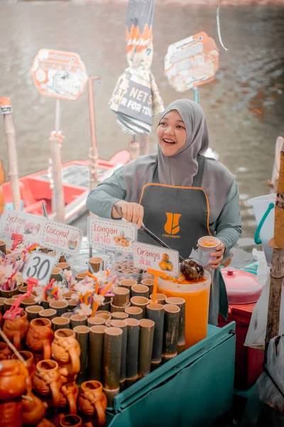 Hat Yai Thailand December 2023 Hijab Woman Selling Variety Drinks — Stock Photo, Image