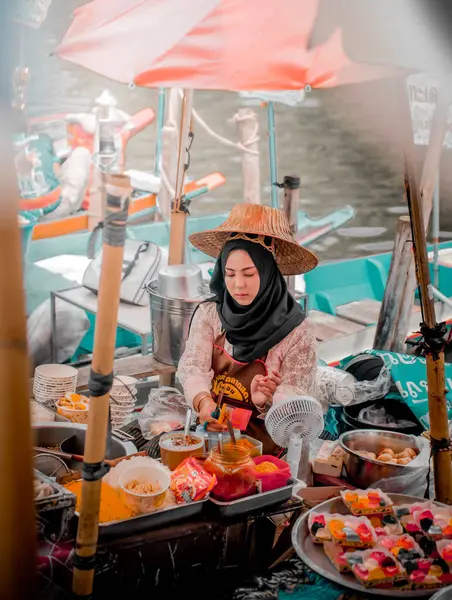 Hat Yai Thailand December 2023 Hijab Woman Preparing Meal Khlong — Stock Photo, Image