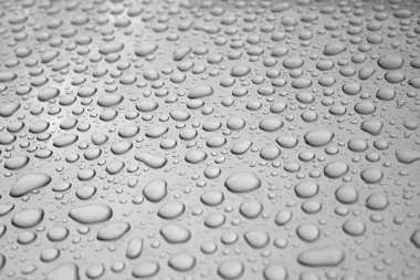 Parlak Metalik Krom Gümüş Arkaplanda Yağmur Damlacıkları.