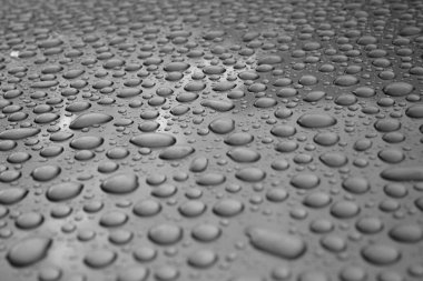 Parlak Metalik Krom Gümüş Arkaplanda Yağmur Damlacıkları.