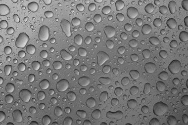 Parlak Metalik Krom Gümüş Arkaplanda Yağmur Damlacıkları.