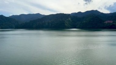 Tasik Banding 'in Gerik, Perak, Malezya' daki Royal Belum State Park 'taki manzarası. Malezya 'ya Seyahat