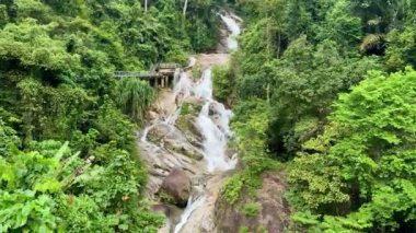 Lenggong, Perak, Malezya 'daki Lata Puteh Şelalesi manzarası. Malezya Turizmi