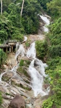 Lenggong, Perak, Malezya 'daki Lata Puteh Şelalesi manzarası. Malezya Turizmi