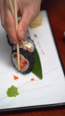 Mürekkepbalıklı Tempura suşisi rulosu