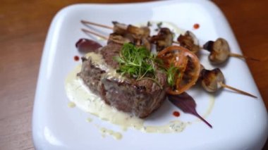 Yakın plan mantarlı dana biftek.