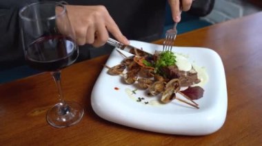 Lokantada biftek kesen bir adamın yakın çekimi.