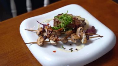 Dana bifteğiyle pişirilmiş mantar yakın plan.