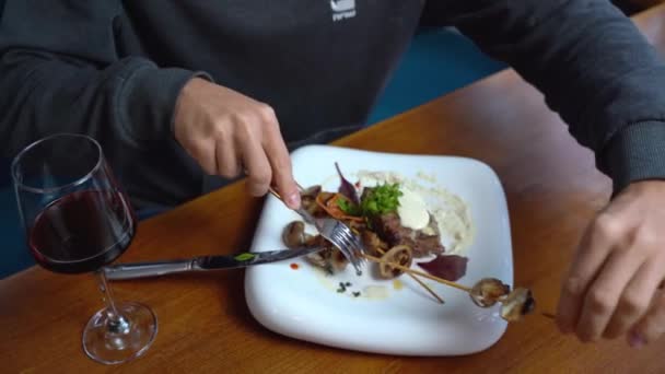 Homem Come Bife Vitela Num Restaurante — Vídeo de Stock