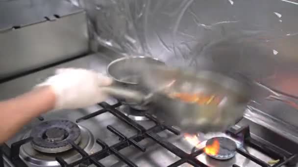 厨师手拿着平底锅和蔬菜混合的特写镜头 — 图库视频影像