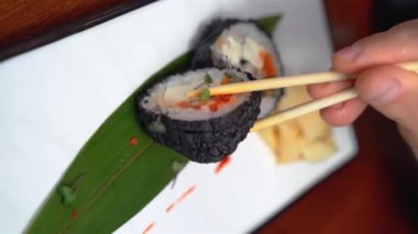 Mürekkepbalıklı Tempura suşi rulosu. Dikey hikaye için video