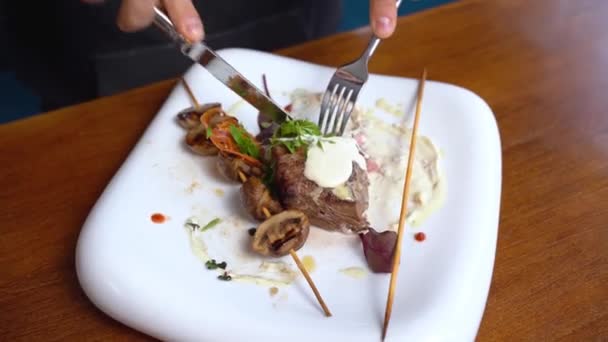 Een Man Eet Een Kalfsvlees Een Restaurant — Stockvideo