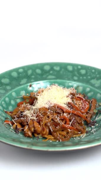 Verticale Video Spaghetti Met Kalfsvlees Een Schaal Een Witte Achtergrond — Stockvideo