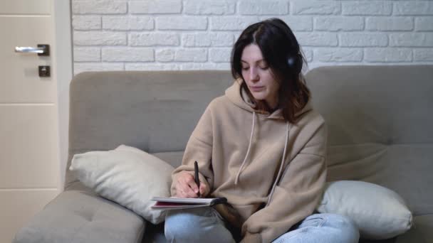 While Learning Home Woman Headphones Sits Comfortably Her Couch Taking — Αρχείο Βίντεο