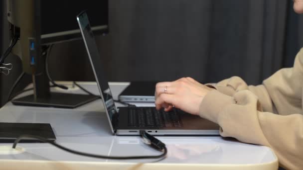 Close Das Mãos Uma Mulher Digitando Laptop Conectado Vários Monitores — Vídeo de Stock