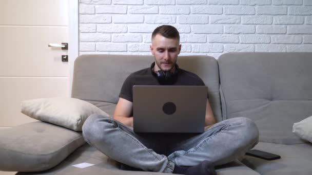 Mężczyzna Siedzi Kanapie Pracując Domu Laptopie — Wideo stockowe