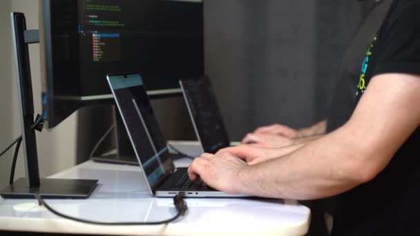 Üzleti Csapat Együtt Dolgozik Irodában Laptopjukon — Stock videók