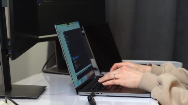 Женщина Программист Пишет Код Ноутбуке Офисе — стоковое видео