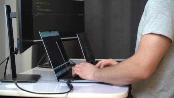 Werkplaats Van Een Programmeur Met Meerdere Monitoren Een Laptop — Stockvideo