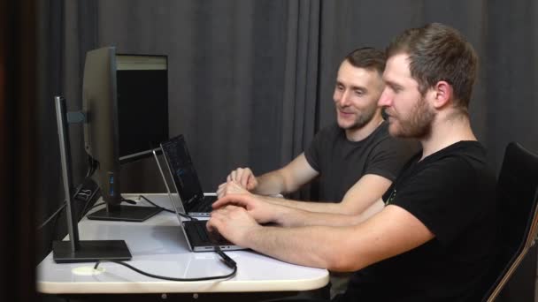 Programadores Trabalhando Juntos Equipe — Vídeo de Stock
