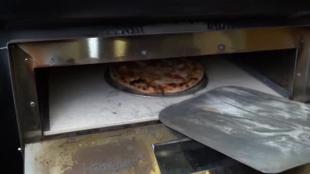 在餐厅厨房的烤箱里烘焙披萨的过程 — 图库视频影像