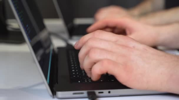 Руки Двох Людей Які Друкують Клавіатурі Ноутбука — стокове відео
