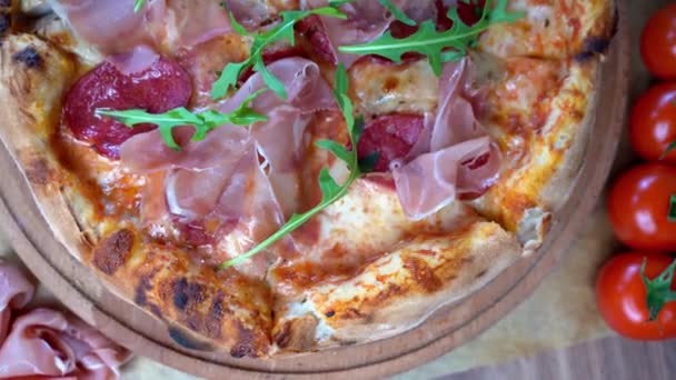 Pizza Bavaroise Avec Sauce Tomate Mozzarella Salami Saucisses Bavaroises Prosciutto — Video