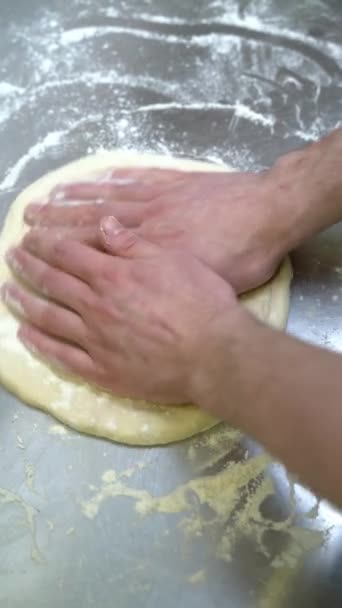 Крупним Планом Шеф Кухар Замішує Тісто Піци Своїми Руками — стокове відео