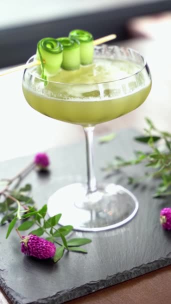 Cocktail Alcoólico Bem Servido Num Restaurante — Vídeo de Stock