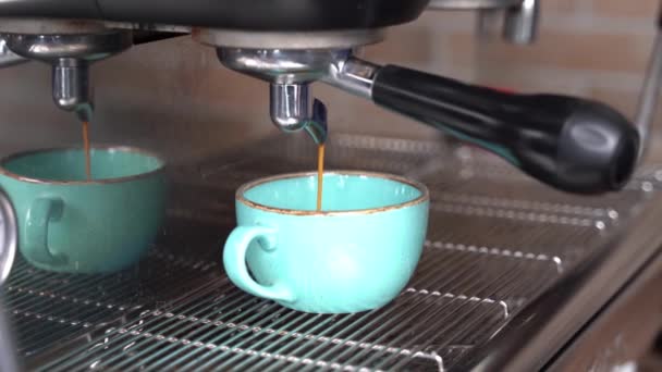 美国人 的咖啡师的特写镜头 — 图库视频影像