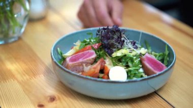 Güzelce hazırlanmış Nikolay salatasının yakından çekimi.