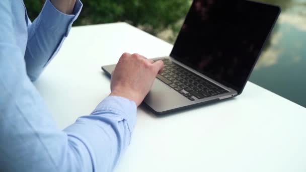 Крупним Планом Знімок Фрілансера Який Старанно Працює Ноутбуці Відкритому Режимі — стокове відео