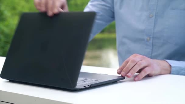 Крупним Планом Руки Друкуються Клавіатурі Ноутбука — стокове відео