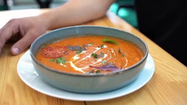 Γκρο Πλαν Άποψη Μιας Δελεαστικής Ντοματόσουπας Ένα Τραπέζι Εστιατορίου — Αρχείο Βίντεο