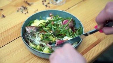 Güzelce hazırlanmış Nikolay salatasının yakından çekimi.