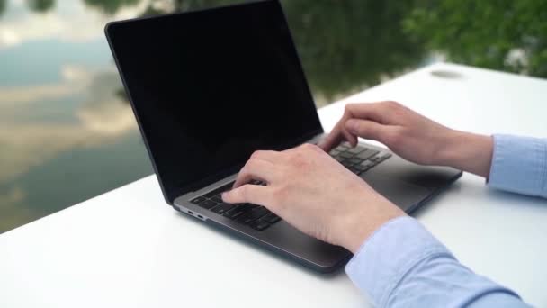 Close Άποψη Των Χεριών Πληκτρολογώντας Επιδέξια Ένα Πληκτρολόγιο Laptop Συλλαμβάνοντας — Αρχείο Βίντεο
