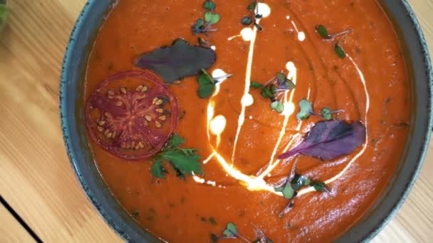 Κοντινό Πλάνο Μιας Όμορφα Προετοιμασμένης Ντοματόσουπας — Αρχείο Βίντεο